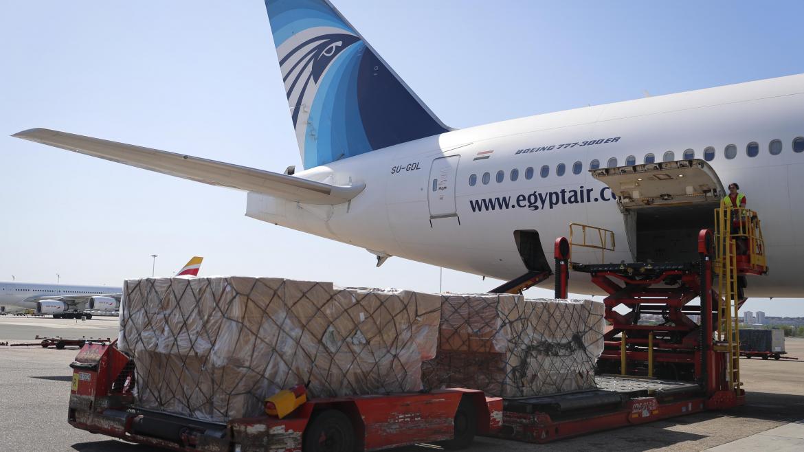 Descarga material sanitario avión