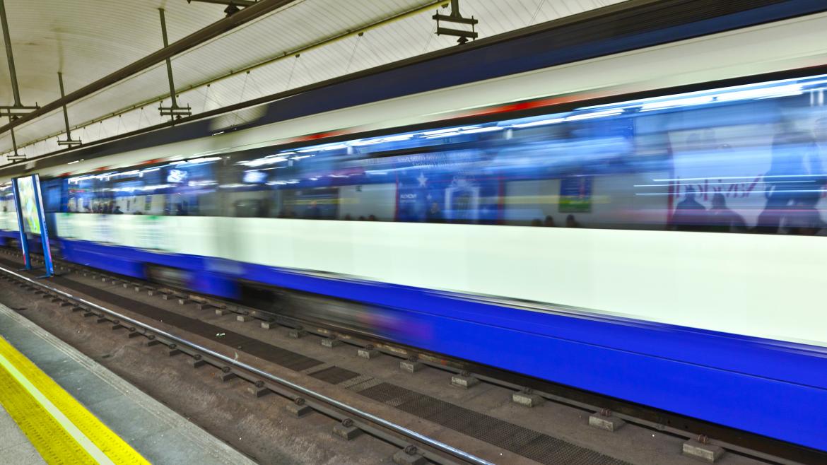 Estación de Metro de Madrid con un tren en movimiento