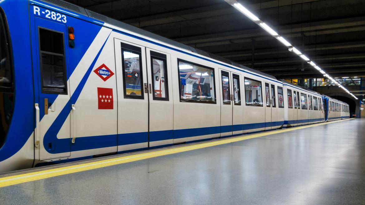 Tren de metro en una estación Tren de metro en una estación