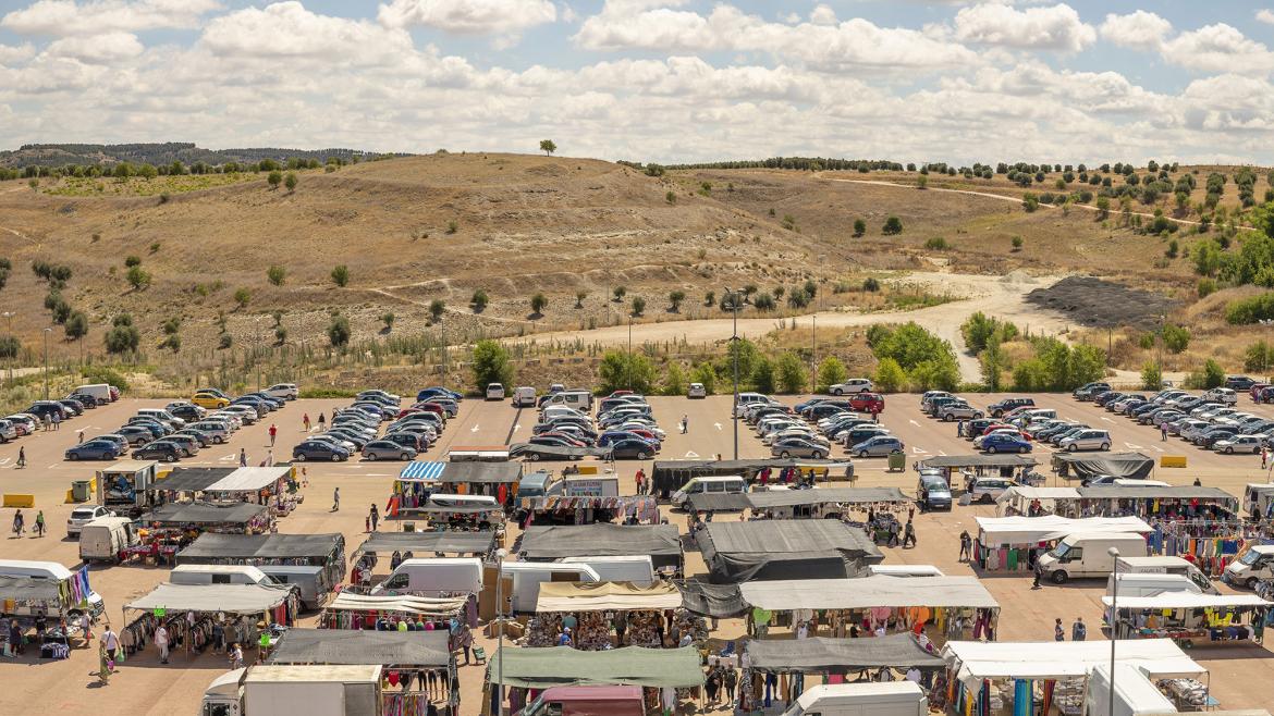 La Comunidad invita a participar en el álbum fotográfico Mi Región con imágenes inéditas y actuales del paisaje cotidiano madrileño Imagen de un mercadillo