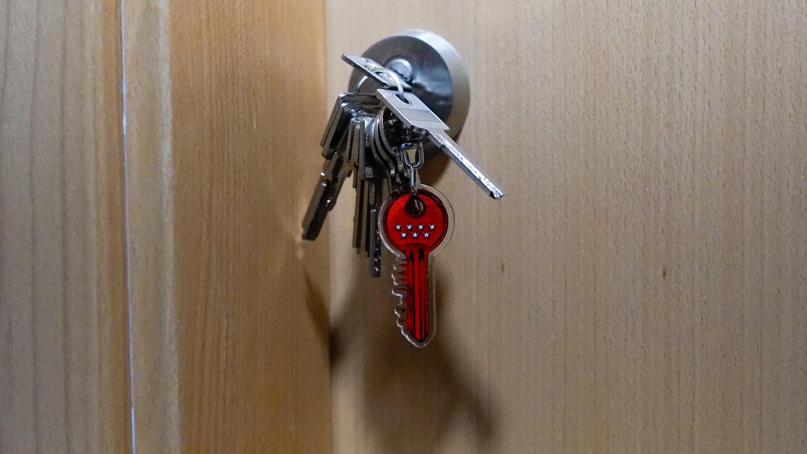 llaves en puerta de vivienda