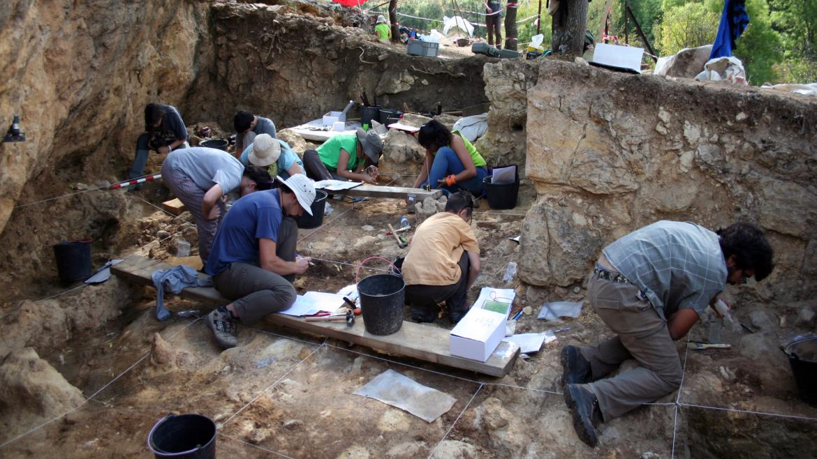 Expertos trabajando en la extracción de restos arqueológicos