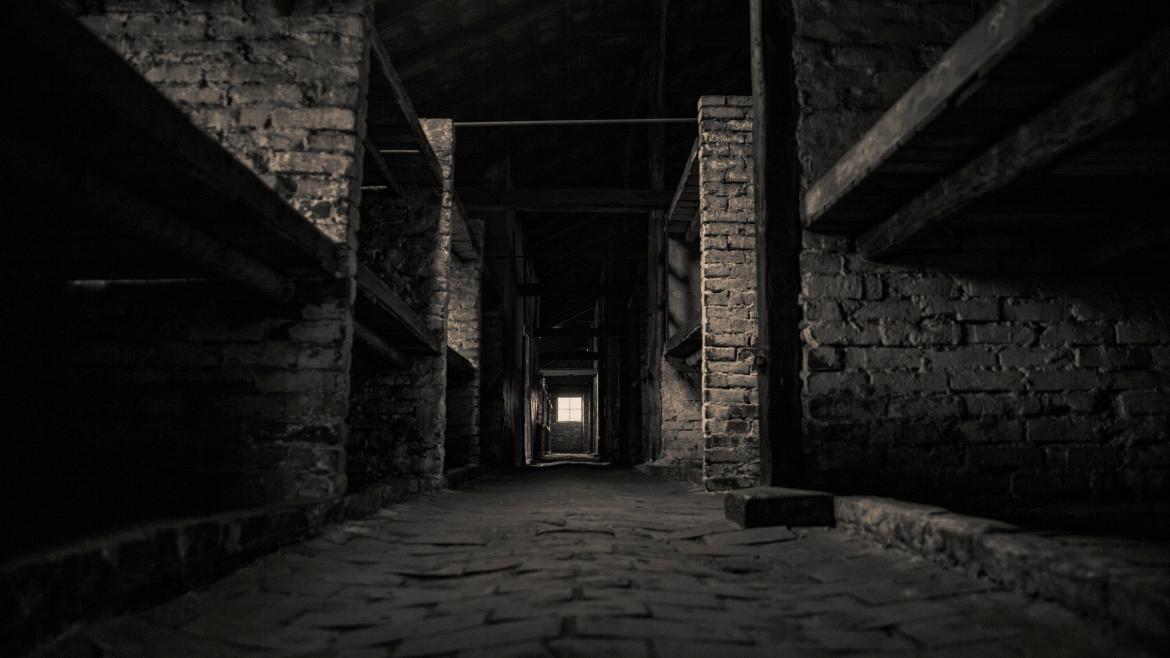 Foto en blanco y negro de las instalaciones de Auschwit-Birkenau