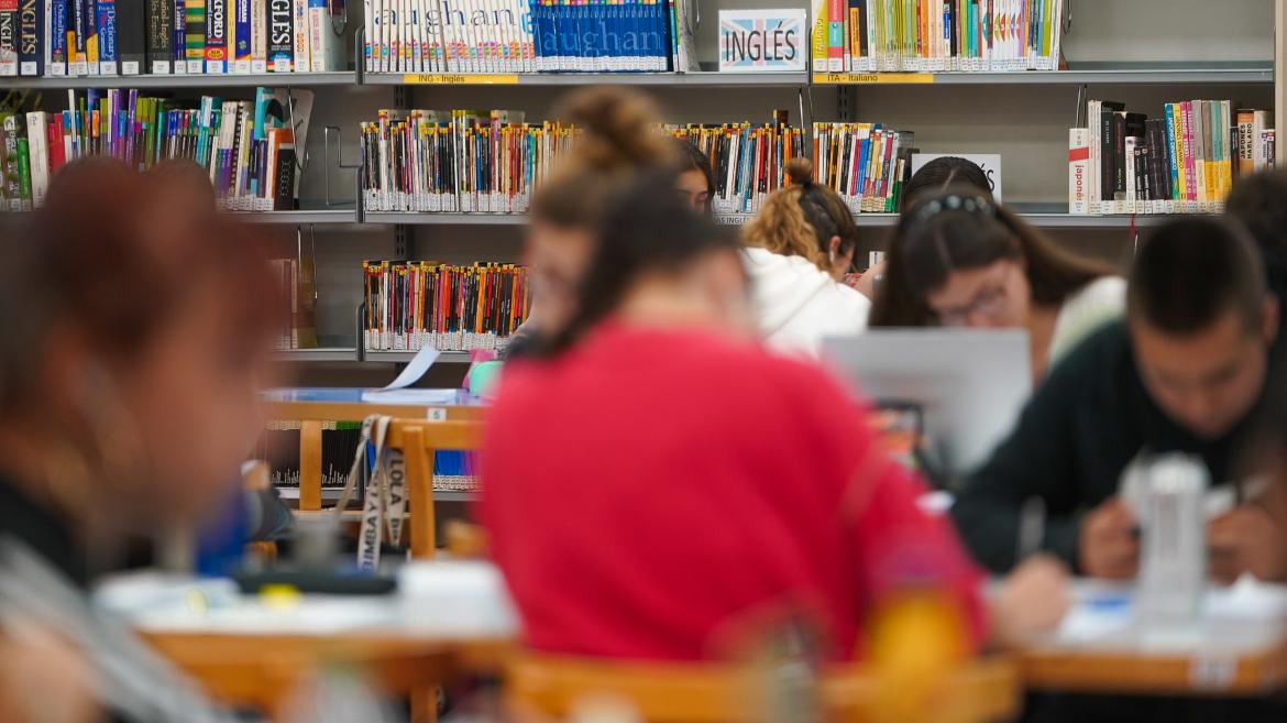 Biblioteca jóvenes estudiando en una biblioteca