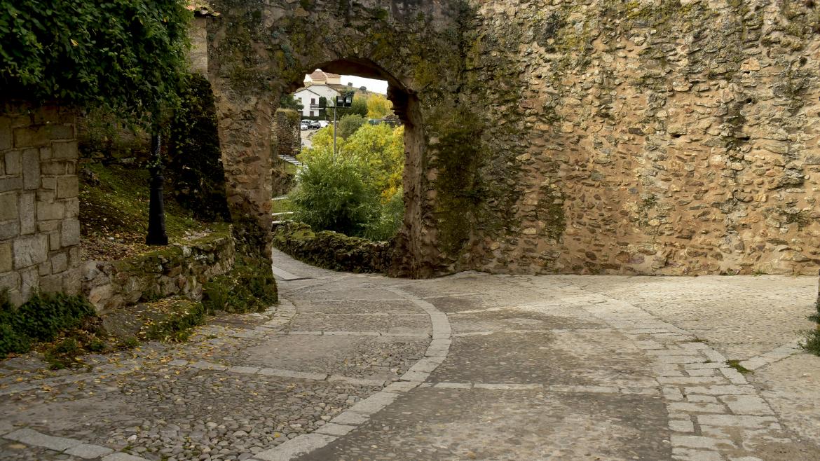 Buitrago de Lozoya Arco de piedra