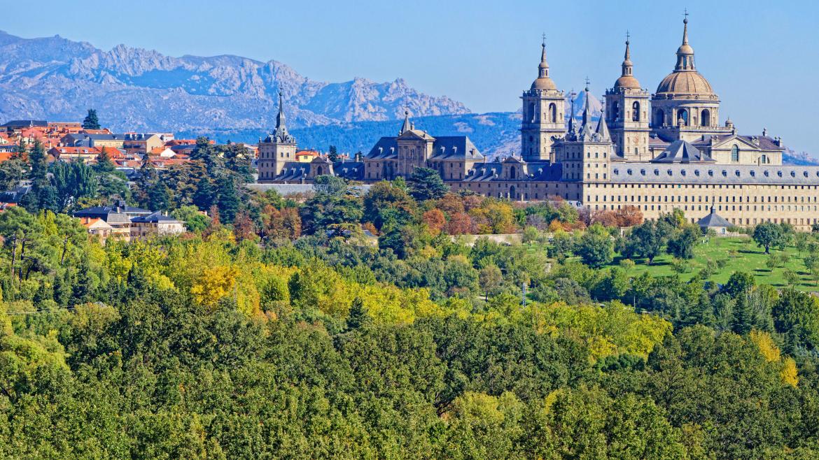 Vista del Monasterio y municipio de El Escorial con paisaje montañoso al fondo