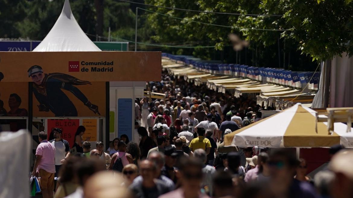 Visitantes en la Feria del Libro de Madrid 