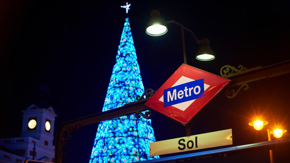 Estación de Metro Sol con árbol de Navidad iluminado
