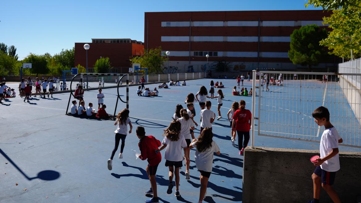alumnos jugando en un patio de colegio