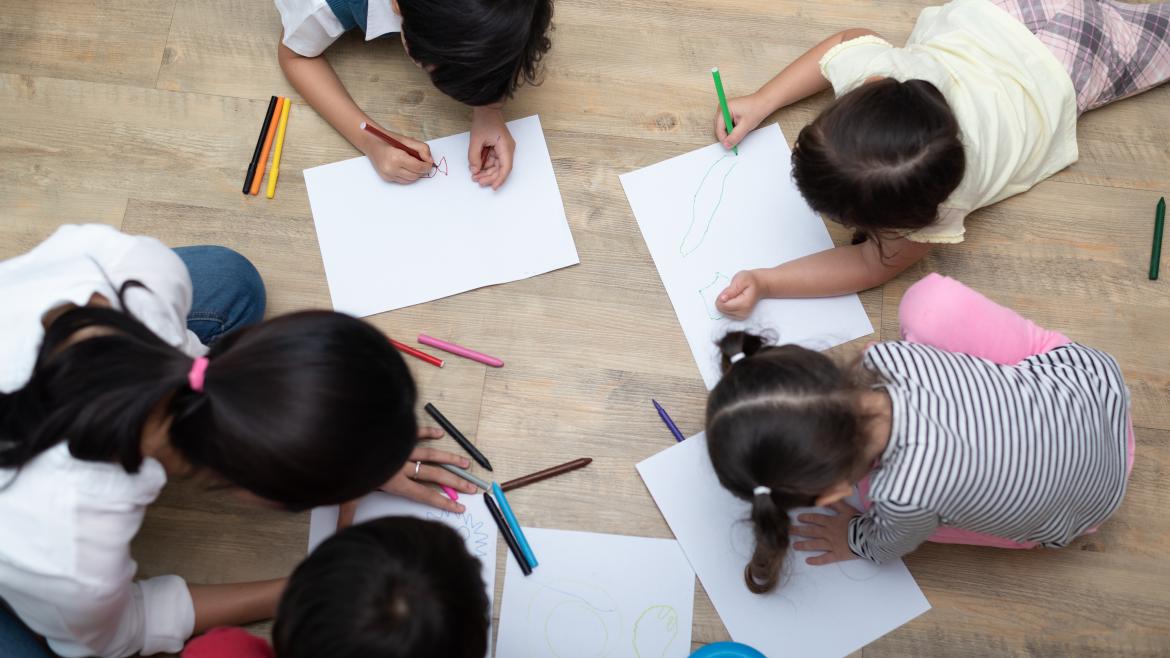 Niños pintando en una escuela infantil