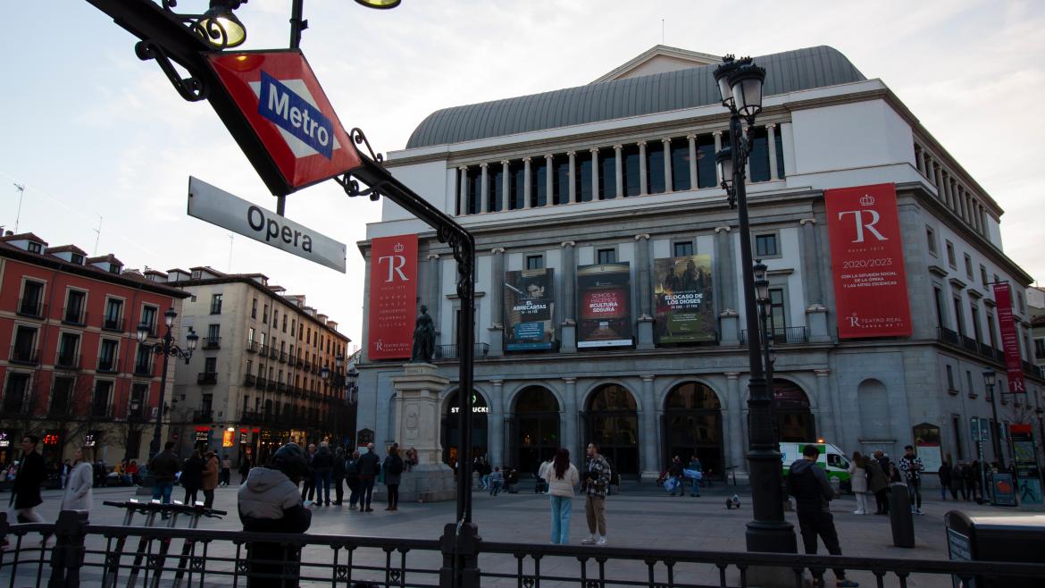 Vista del Teatro Real desde el Metro de Ópera