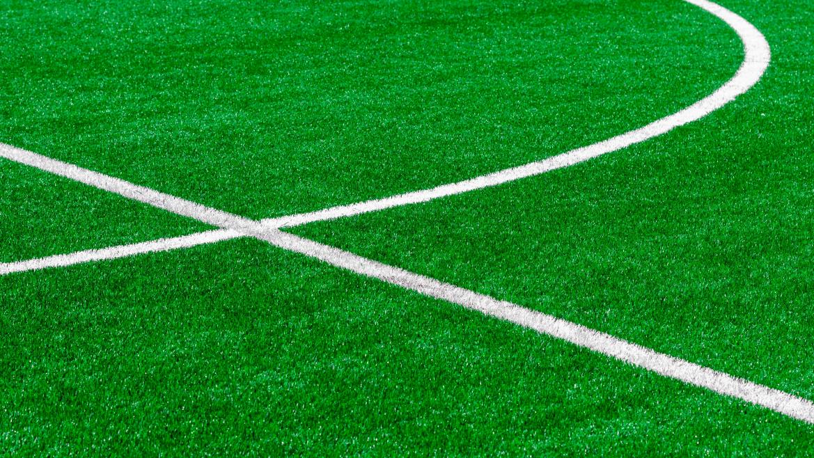 césped de un campo de fútbol