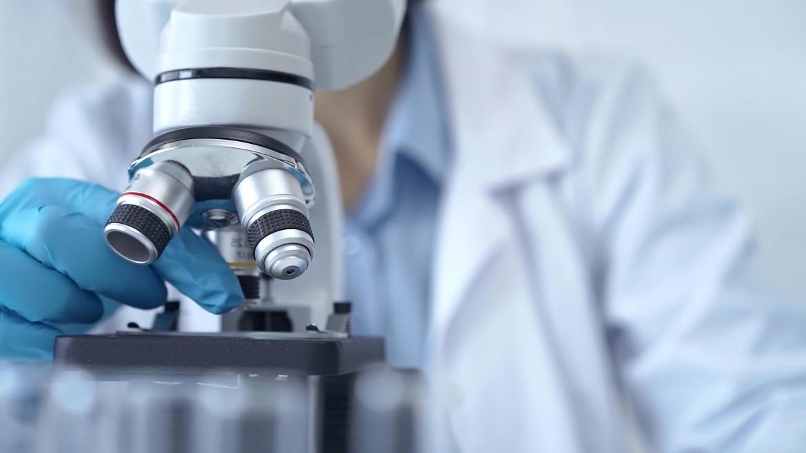 Profesional trabajando en el Laboratorio Clínico Central 