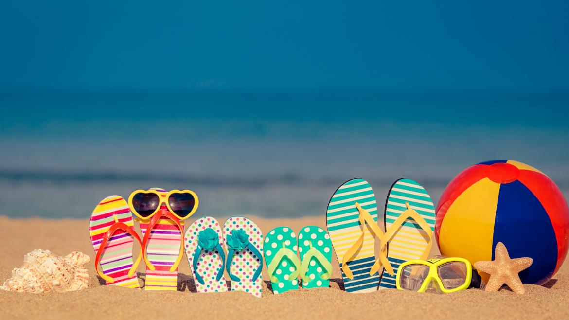 Unas chanclas en la playa