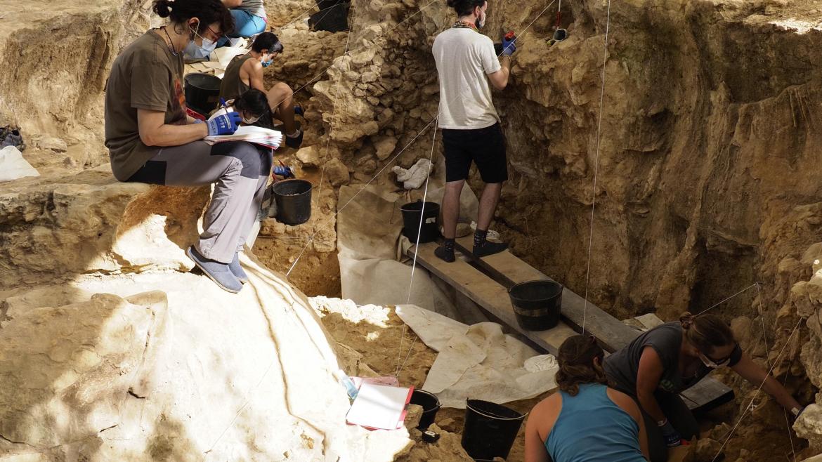 Valle de los Neandertales excavaciones Arqueólogos trabajando