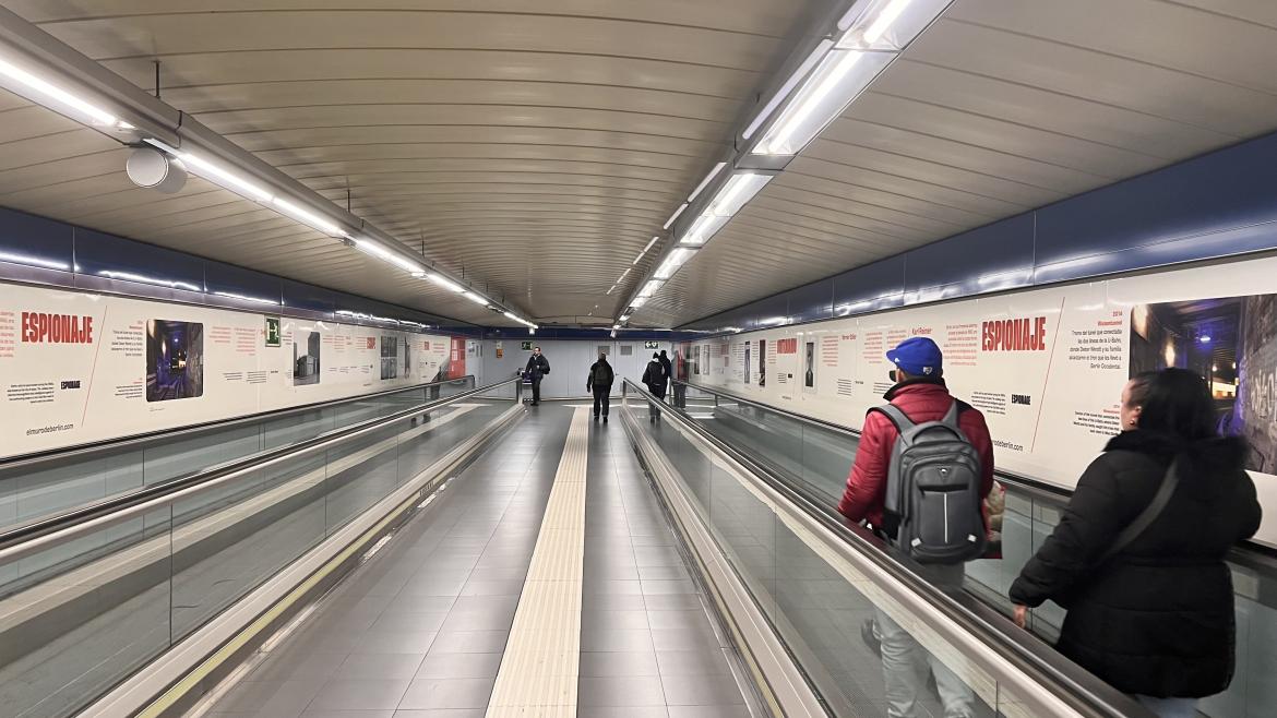 La Comunidad de Madrid recuerda con un gran mural en la estación de Plaza de Castilla la importancia que tuvo el Metro berlinés entre 1961 y 1989 Vinilo Muro de Berlín en la estación de Plaza de Castilla