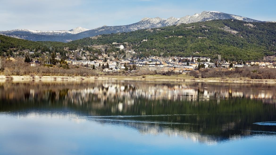 Vista del pueblo y embalse de Navacerrada