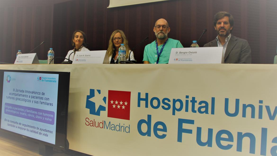 Mesa inaugural de la jornada de tumores ginecológicos Mesa con ponentes en un salón de actos