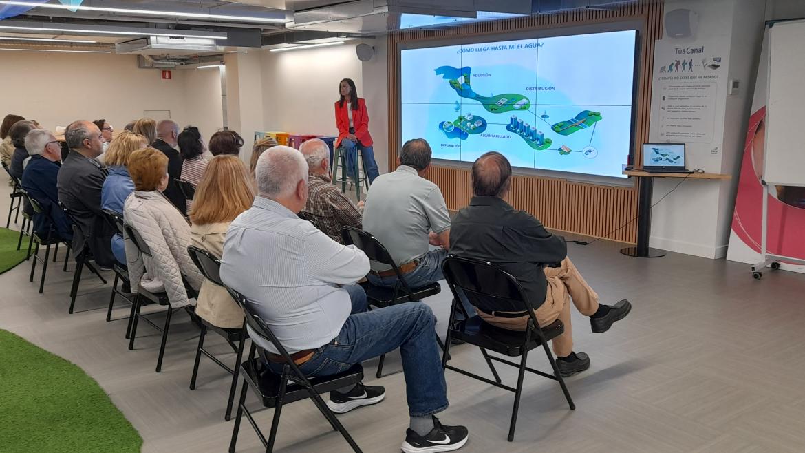 Canal de Isabel II charlas para reducir la brecha digital entre los mayores de 65 años