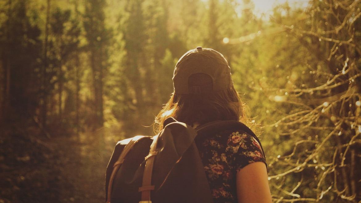 Visitante Chica con mochila naturaleza