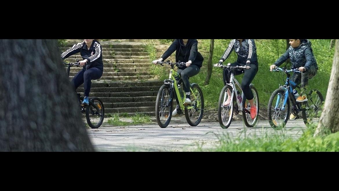 Chicos en bicicleta de ruta