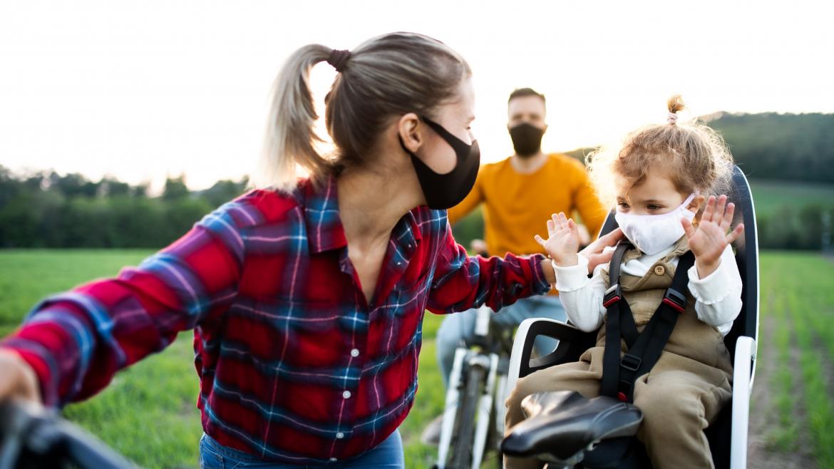 Familia paseo en bicileta Biciletas familias campo mascarillas
