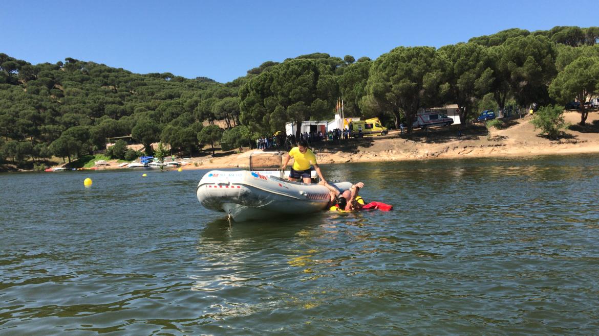una lancha navega por el Pantano de San Juan