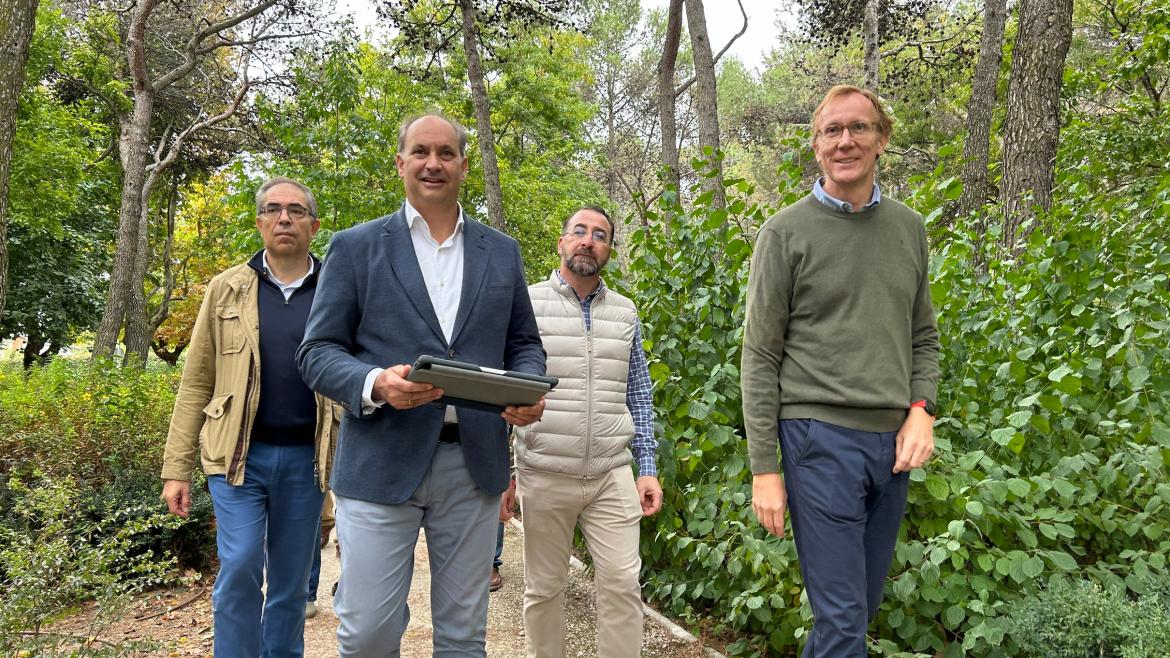 Miguel López-Valverde en Colmenar Viejo comprobando el sistema de IA para la gestión de zonas verdes