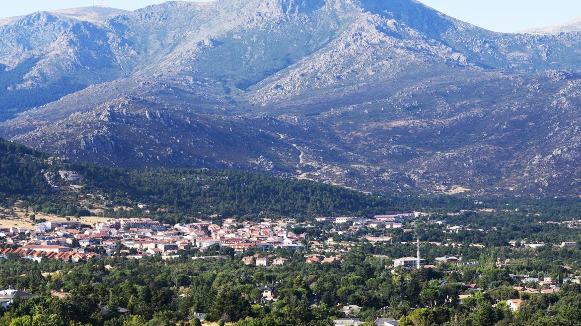 Pueblo situado en las inmediaciones del parque Nacional de la Sierra de Guadarrama