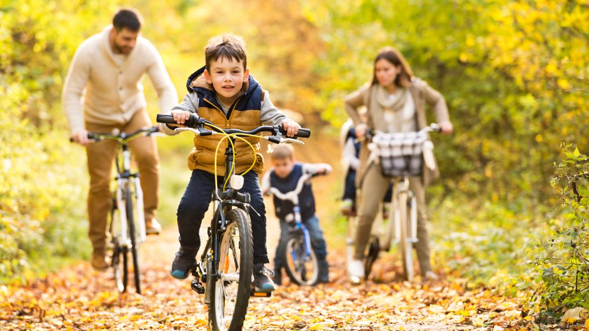Familia paseando en bicicleta