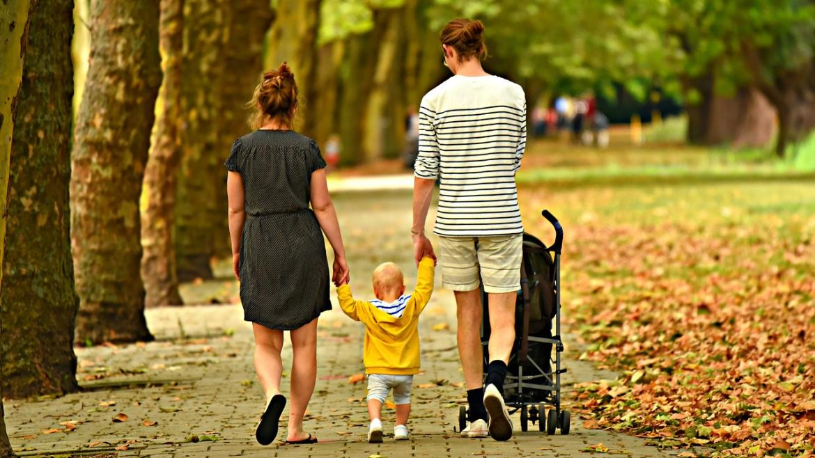 Familia paseando de espaldas