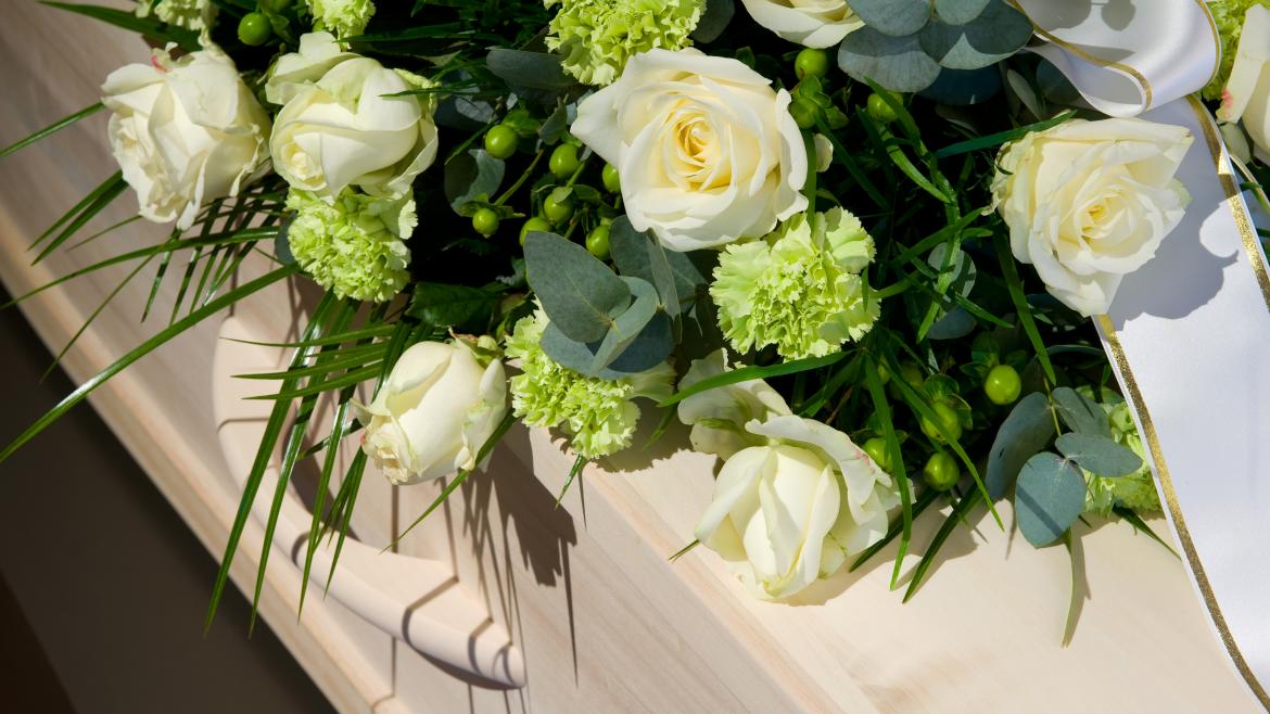 Ataud blanco con flores