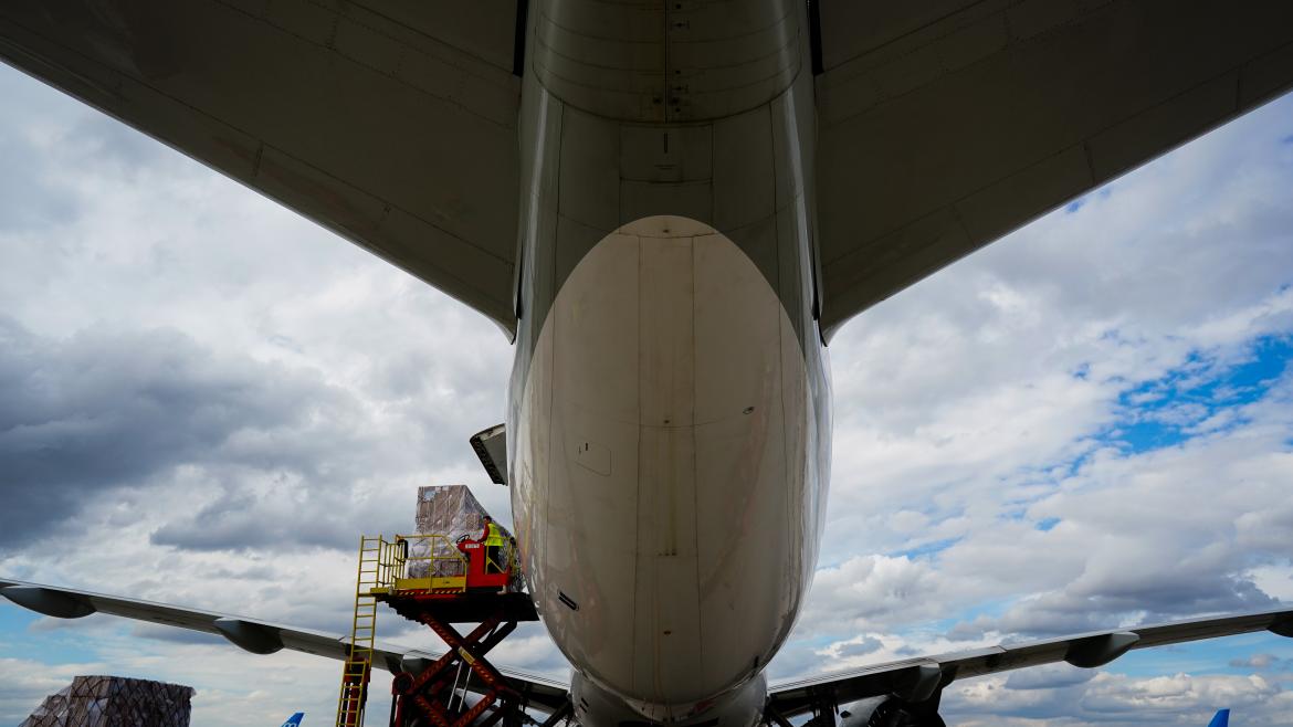 Un avión con material sanitario llega al Aeropuerto Adolfo Suárez Madrid-Barajas