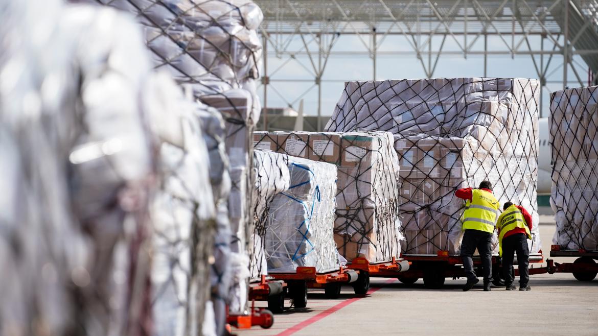 Un avión con material sanitario llega al Aeropuerto Adolfo Suárez Madrid-Barajas