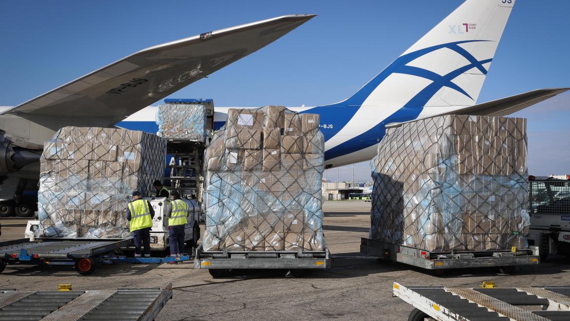 113 toneladas de material sanitario a bordo de un tercer avión