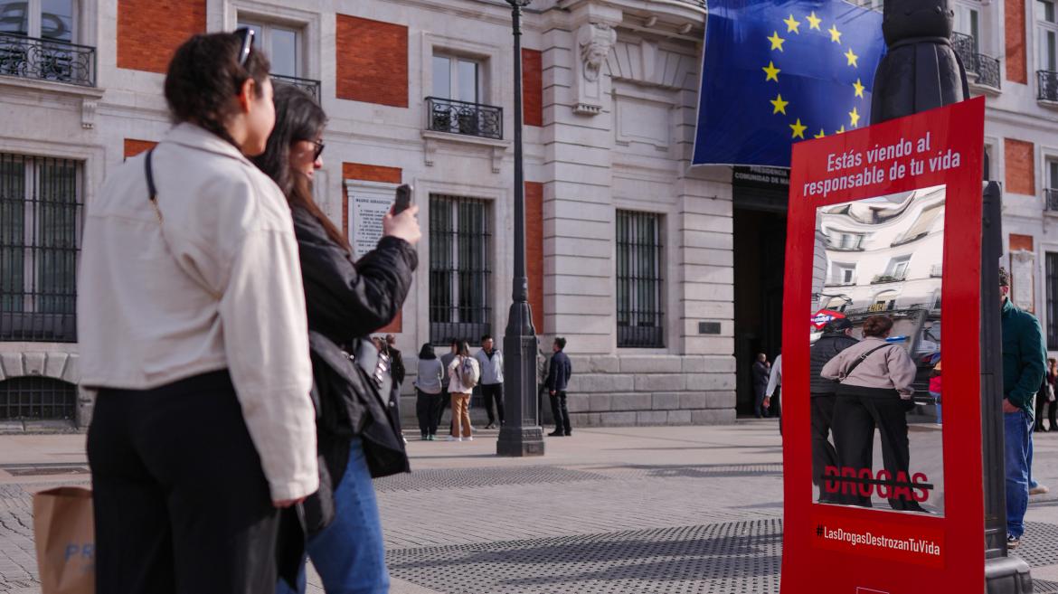 carteles-espejo para concienciar a la juventud sobre el efecto nocivo de las drogas 