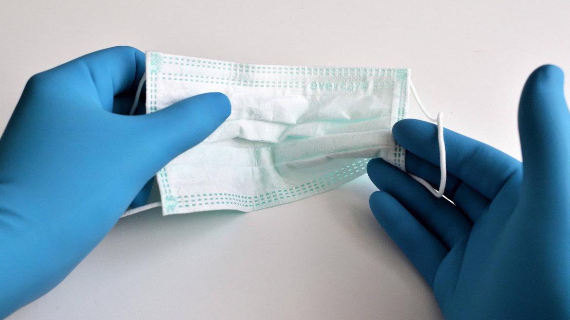COVID EPI guantes y máscara quirúrgica