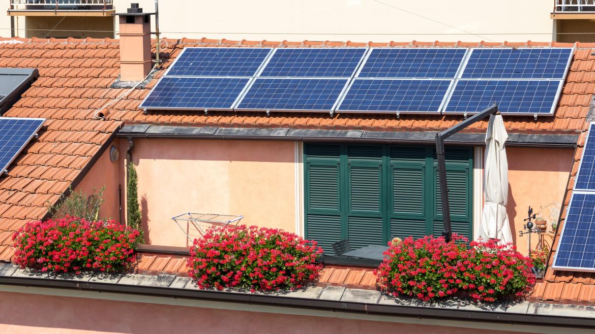 Placas solares instaladas en el tejado de una casa
