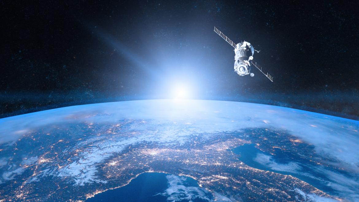 Satelite en el espacio sobrevolando la tierra