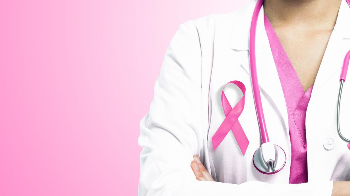 Un medico con un lazo rosa