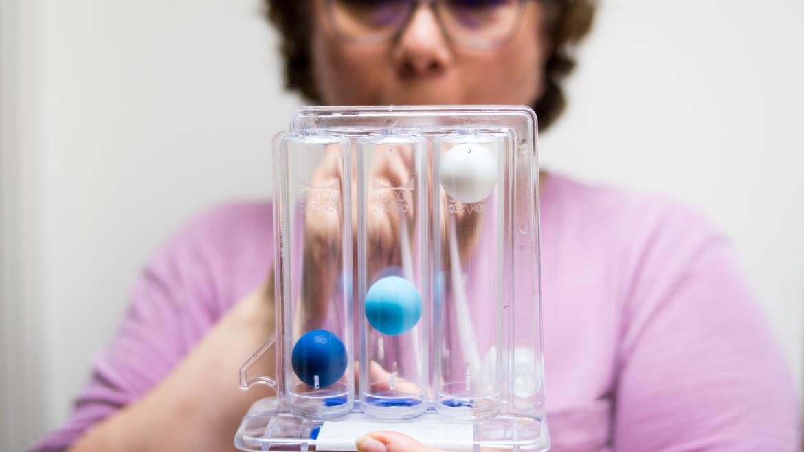 espirometría Mujer haciendo una prueba para detectar enfermedades respiratorias
