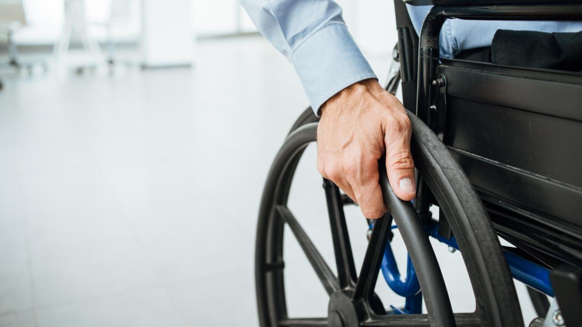 Persona con discapacidad física sentada en silla de ruedas