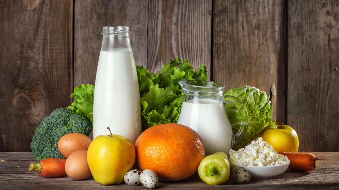 bodegón de leche verduras y frutas