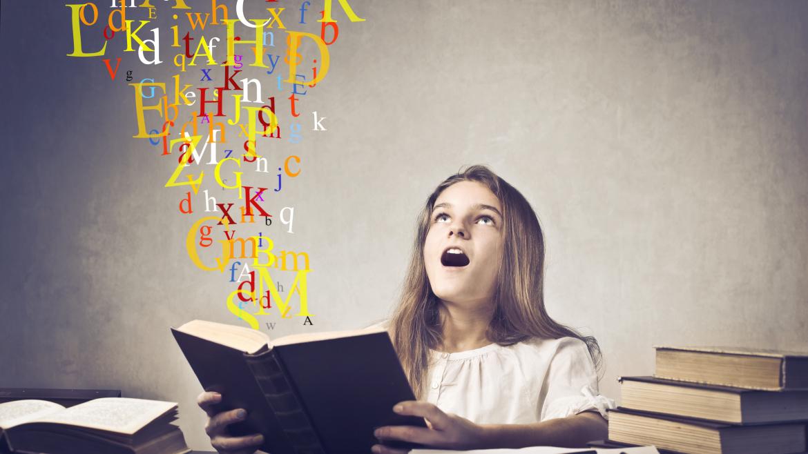 libro niña niña leyendo un libro