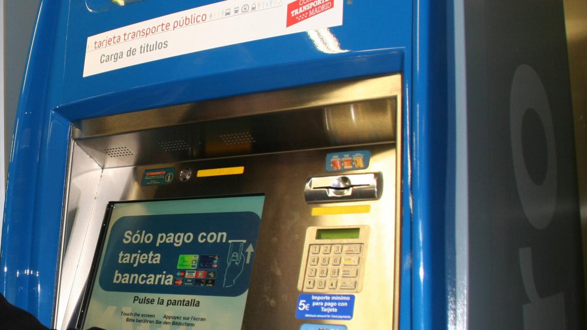 Mano insertando una Tarjeta Multi en una máquina de Metro