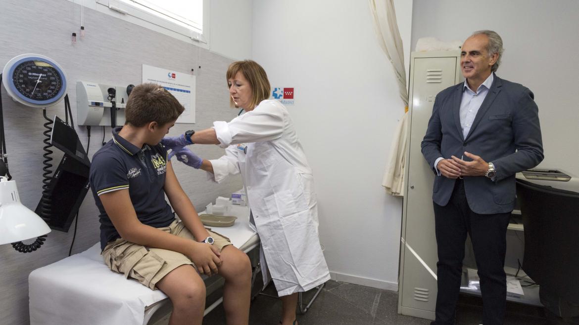 Enrique Ruiz Escudero acude a una consulta de vacunación del Centro de Salud Barrio del Pilar, en Madrid