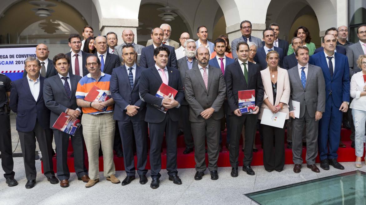 El vicepresidente de la Comunidad de Madrid, consejero de Presidencia y portavoz del Gobierno, Pedro Rollán, ha entregado hoy los convenios que confi