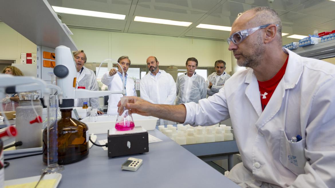 Rollán visita el laboratorio central de Canal, que realiza cada año más de 530.000 análisis del agua de consumo Rollán visita el laboratorio central de Canal, que realiza cada año más de 530.000 análisis del agua de consumo