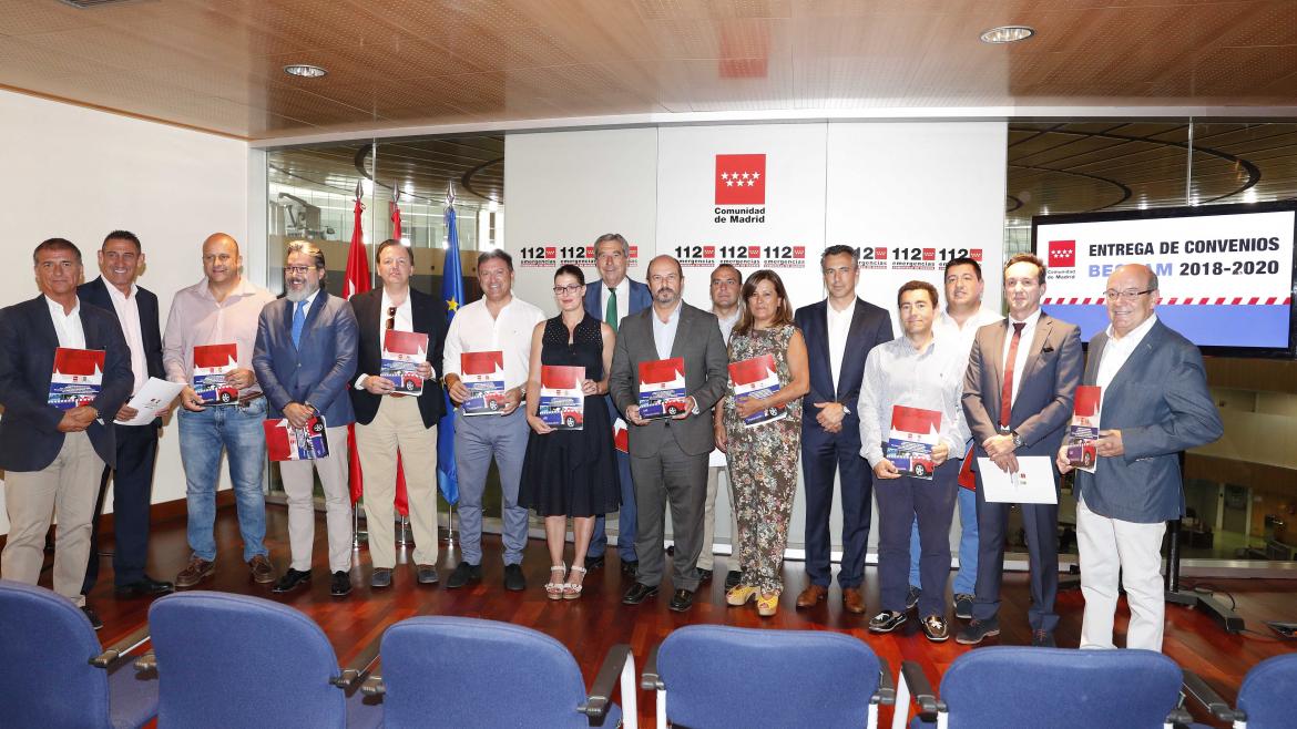 El vicepresidente regional entrega los convenios para la financiación regional de policías locales BESCAM en 14 municipios El vicepresidente regional entrega los convenios para la financiación regional de policías locales BESCAM en 14 municipios