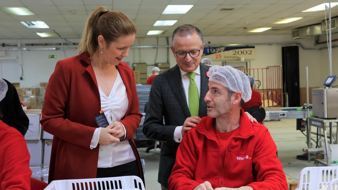 La consejera Ana Dávila durante su visita a las instalaciones del Centro Integral de Discapacidad Envera